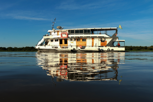 MUTUM EXPEDITION NAVEGANDO COM REFLEXO NA ÁGUA (FOTO MARCELO DE PAULA -CÓDIGO SOLAR)